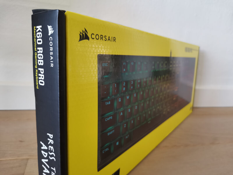 Corsair K60 RGB Pro venstre side.jpg